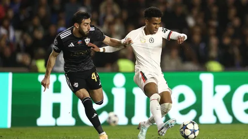 Estêvão encara adversário em jogo do Chelsea