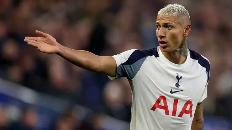 Richarlison gesticulando em jogo do Tottenham