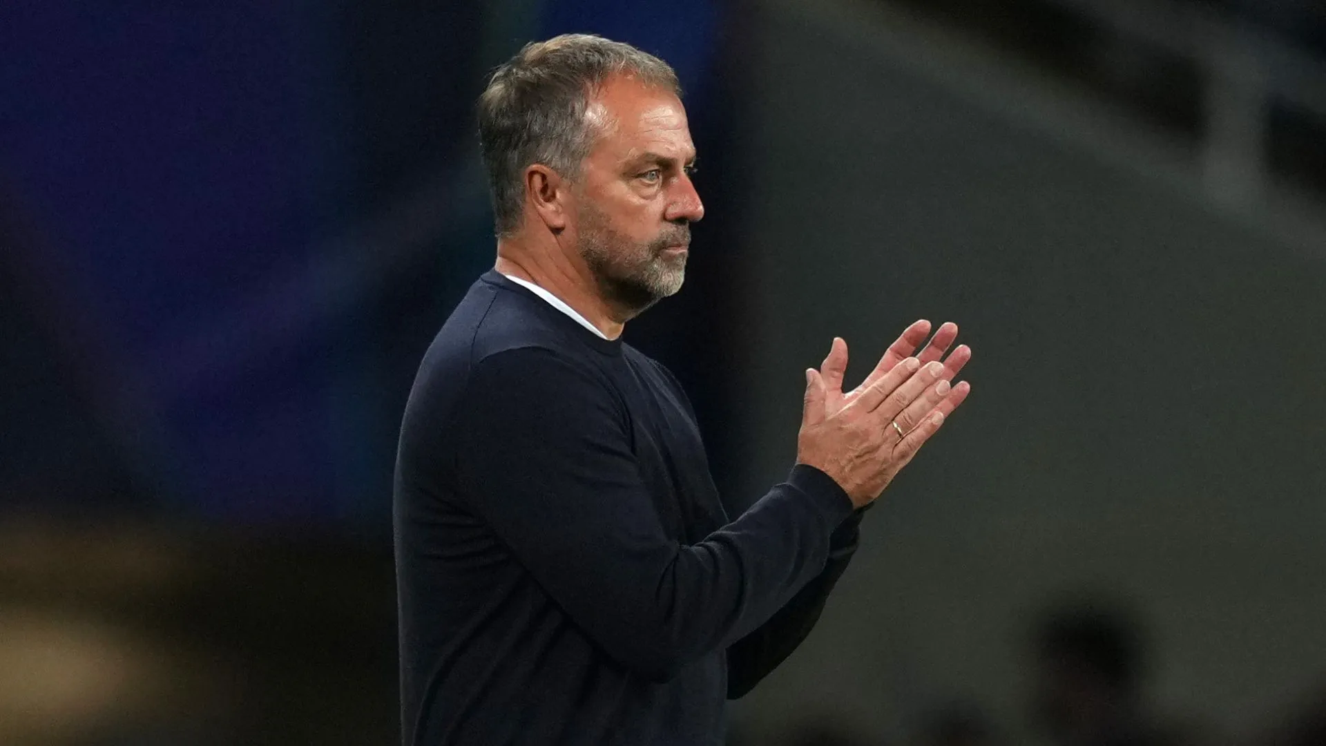 Hansi Flick vai comandar o Barcelona em mais um jogo da temporada (foto: Alex Caparros/Getty Images)