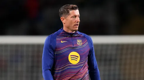 Robert Lewandowski pelo Barcelona. Milan quer a contratação do centroavante em janeiro, mas o Barça não deve liberar pois não tem condições financeiras de buscar um substituto a tempo, já que a temporada ainda não teria terminado (Foto: Alex Caparros/Getty Images)