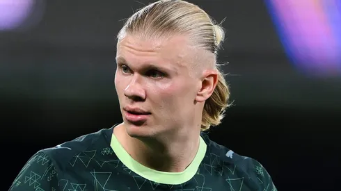 Haaland aparece olhando para o lado durante o jogo do Manchester City (Foto: David Ramos/Getty Images)