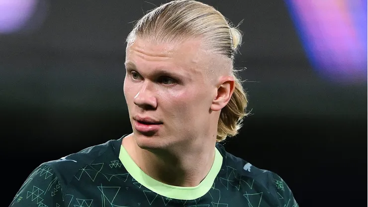 Haaland aparece olhando para o lado durante o jogo do Manchester City (Foto: David Ramos/Getty Images)