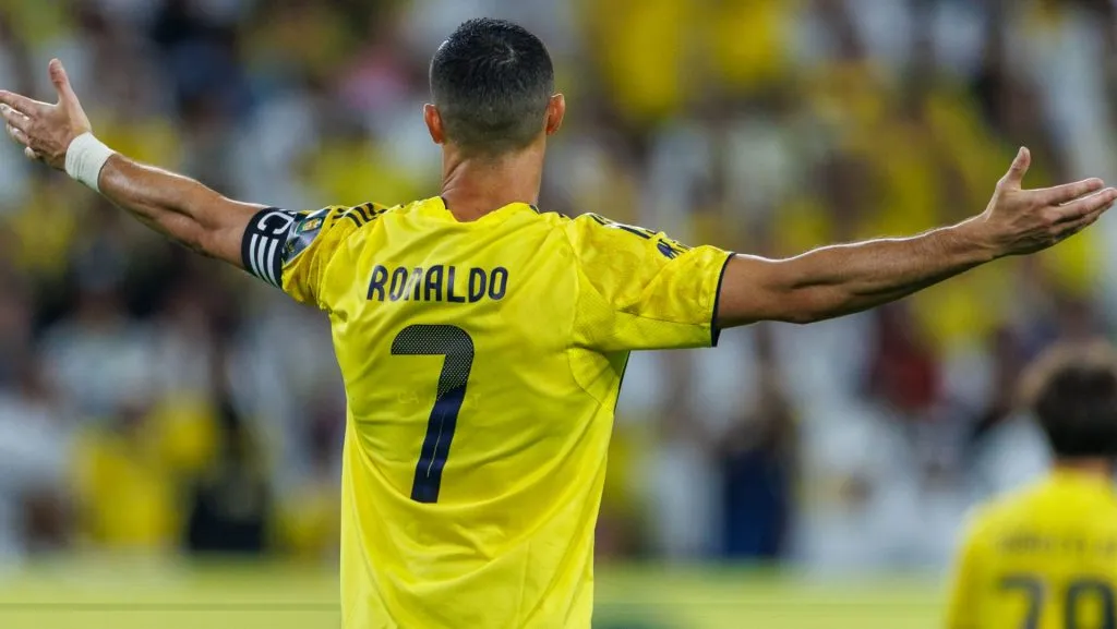 Cristiano Ronaldo de frente para a torcida, com os braços apertos durante partida pelo Al-Nassr. Foto: Abdullah Ahmed/Getty Images
