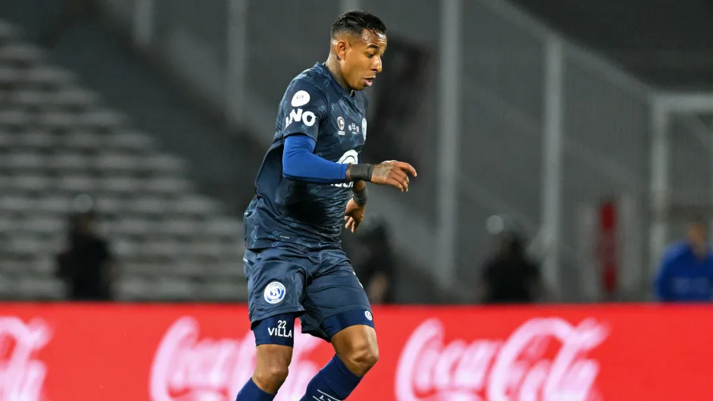 Sebastian Villa corre em jogo do Independiente Rivadavia