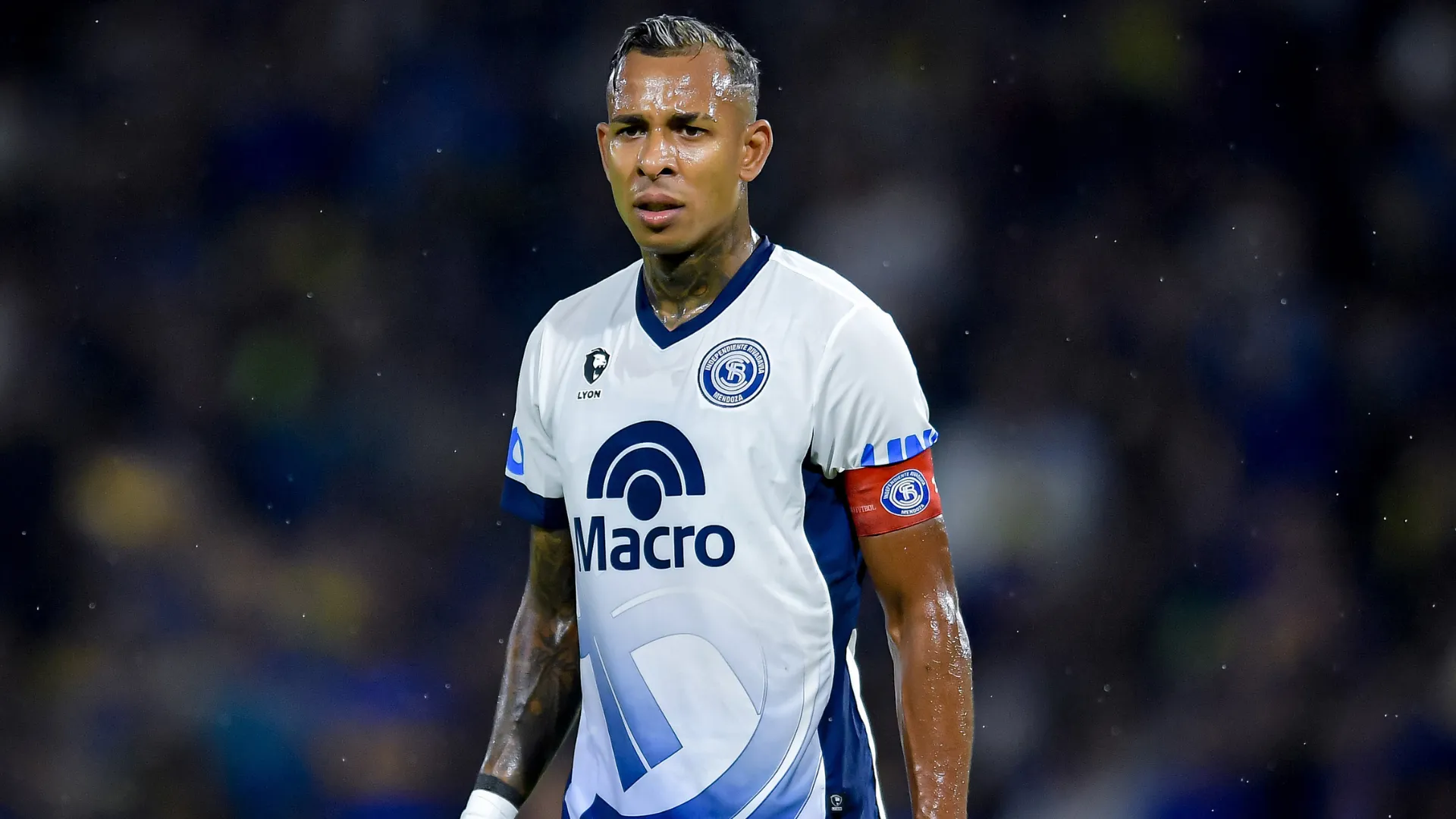 Sebastian Villa com a faixa de capitão pelo Independiente Rivadavia