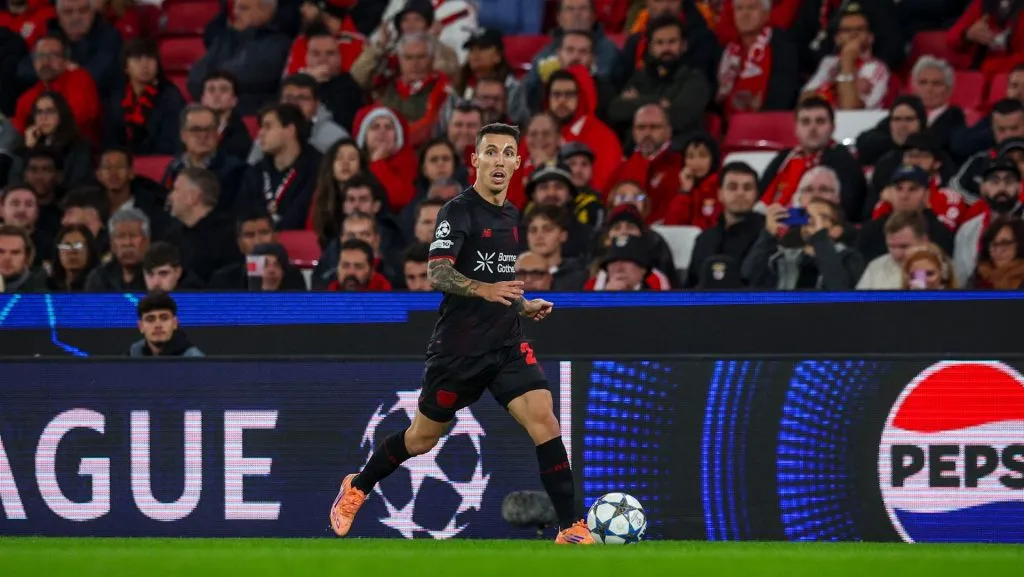 Alejandro Grimaldo, corre com a bola durante o jogo da Champions League 2025/26. Foto de Carlos Rodrigues/Getty Images
