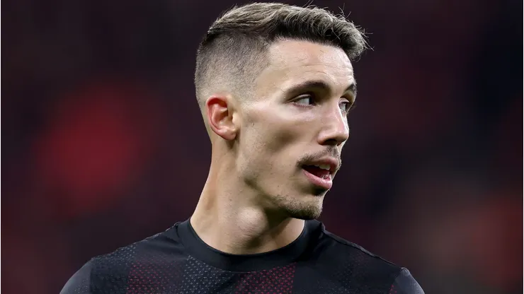 Alejandro Grimaldo quer deixar o Bayer Leverkusen. Foto: Lars Baron/Getty Images