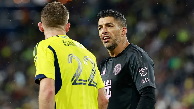 Luis Suárez briga com Bauer do Nashville.