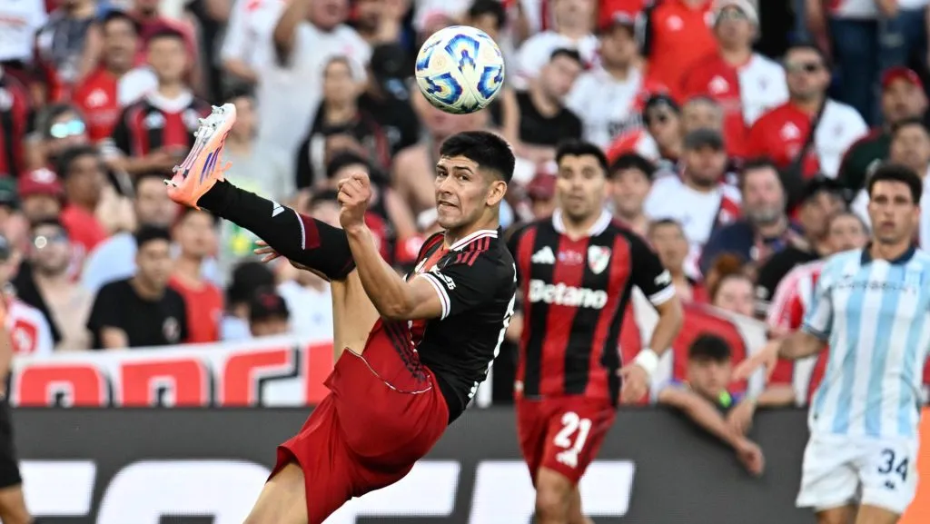 Lautaro Rivero, titular do River Plate, chutando a bola e utilizando camisa preta. (Foto: Luciano Bisbal/Getty Images)