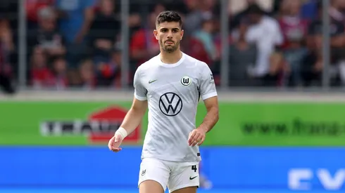 O Liverpool acompanha de perto Konstantinos Koulierakis, zagueiro grego de 21 anos que se destacou no Wolfsburg pela segurança e qualidade na saída de bola. (Foto: Alexander Hassenstein/Getty Images)