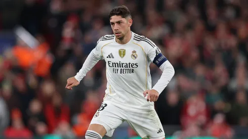 Após preocupações com um possível problema muscular, Federico Valverde foi liberado pelos médicos do Real Madrid e está pronto para enfrentar o Rayo Vallecano. (Foto: Michael Regan/Getty Images)