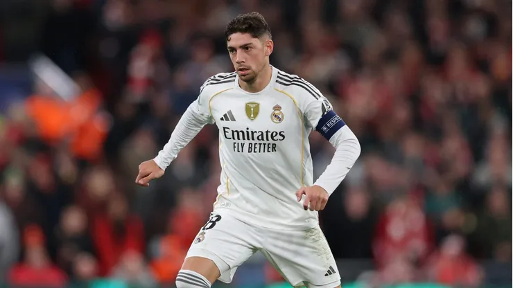 O meio-campista Fede Valverde em campo com o Real Madrid (Foto: Michael Regan/Getty Images)