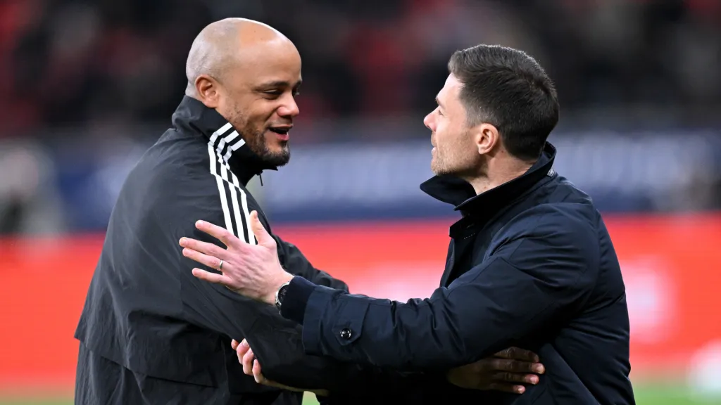 Vincent Kompany conversa com Xabi Alonso