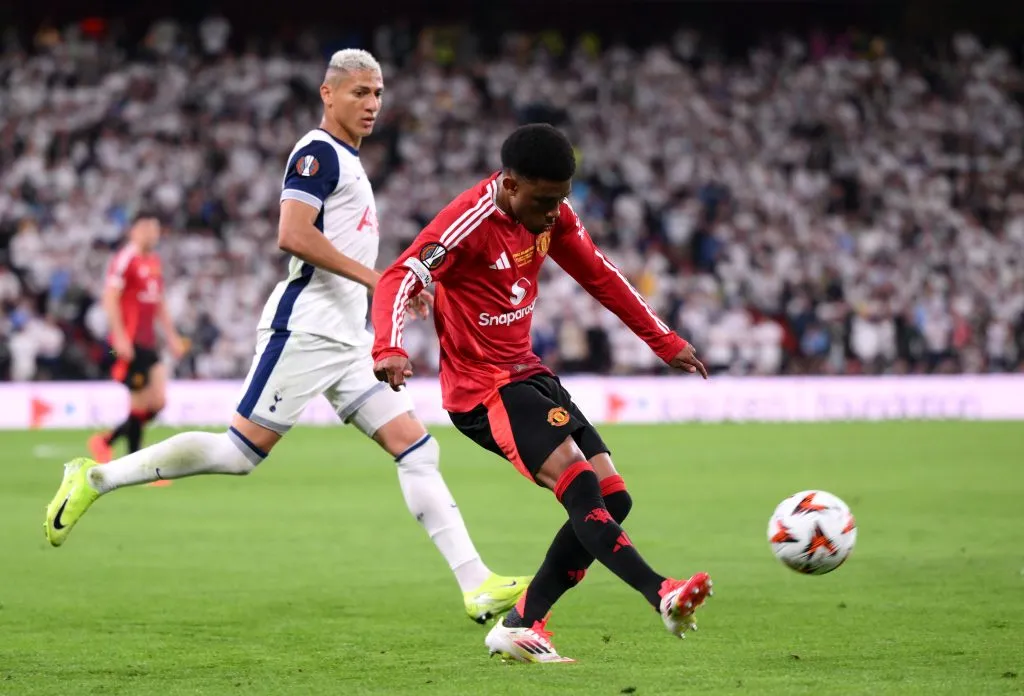 Amad Diallo, do Manchester United, passa a bola sob pressão de Richarlison, do Tottenham Hotspur, durante a final da Liga Europa da UEFA de 2025 entre Tottenham Hotspur e Manchester United no Estádio de San Mamés, em 21 de maio de 2025, em Bilbao, Espanha. (Foto de David Ramos/Getty Images)