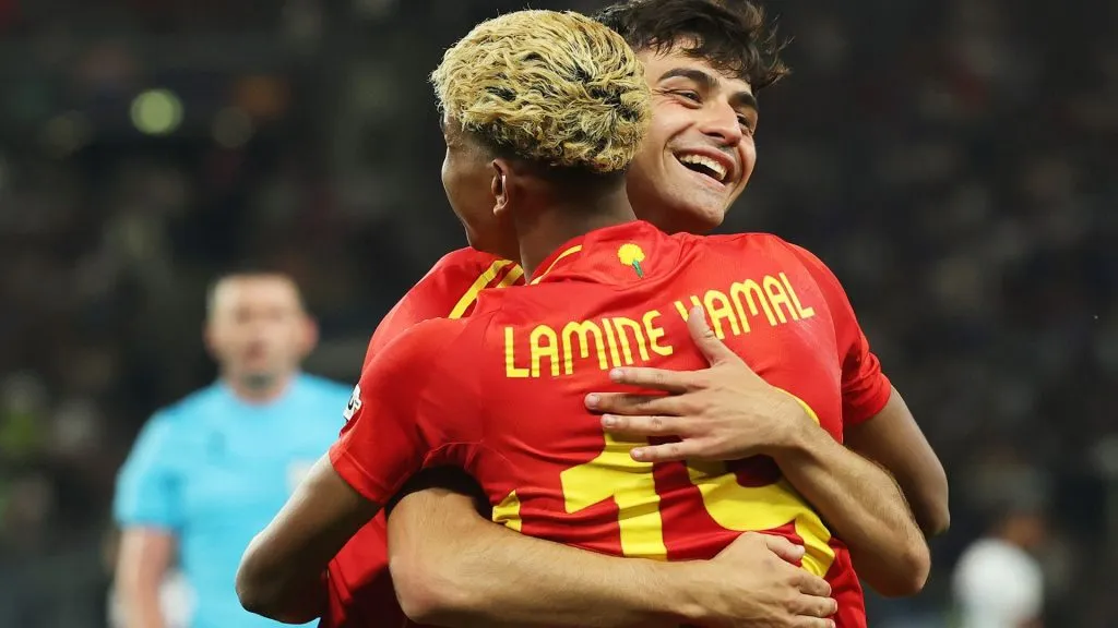 Lamine Yamal não poderá reeditar, na Seleção Espanhola, a parceria que faz com Pedri, no Barcelona (foto: Alexander Hassenstein/Getty Images)
