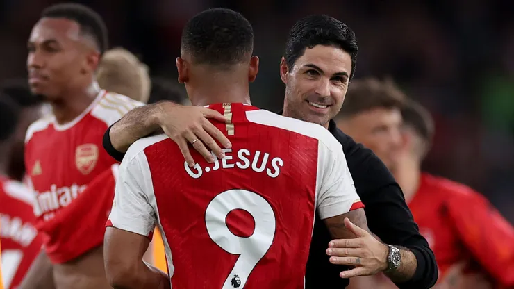 Gabriel Jesus e Arteta se cumprimentando em jogo do Arsenal
