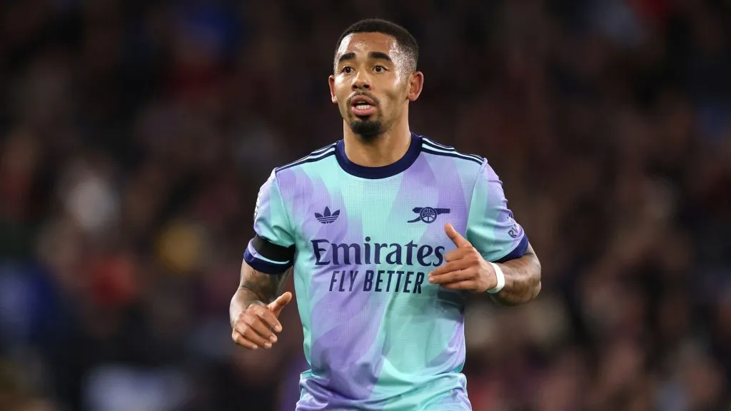 Gabriel Jesus focado com a camisa alternativa do Arsenal (foto: Alex Pantling/Getty Images)