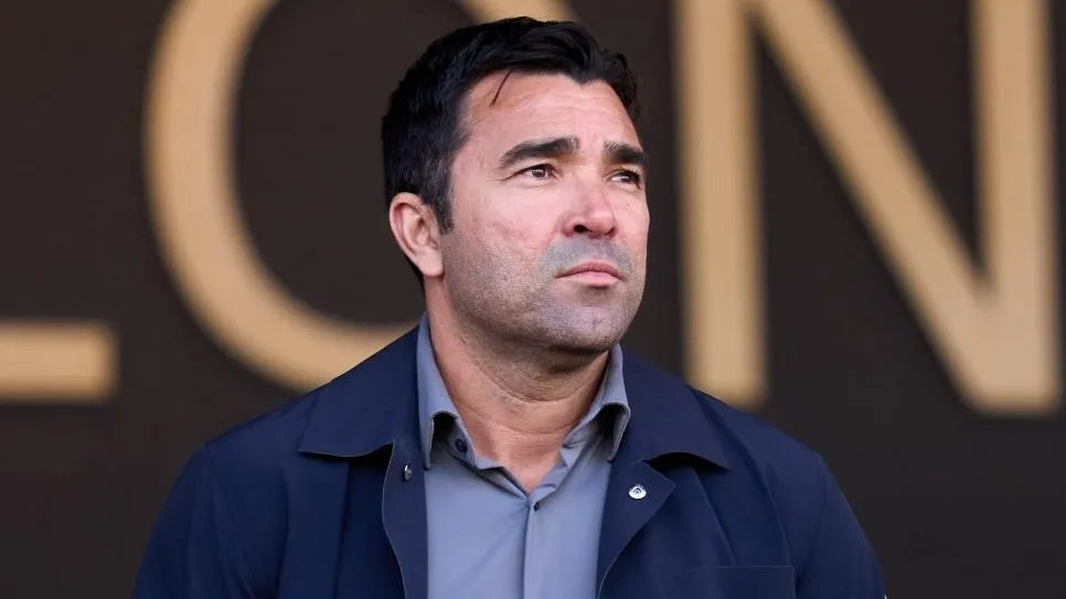 Deco, chefe da diretoria do Barcelona, sentado