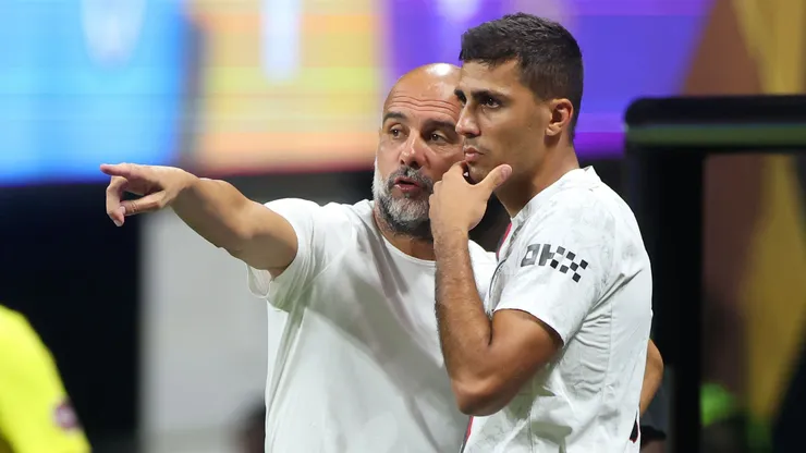 Guardiola orientando Rodri em partida do Manchester City