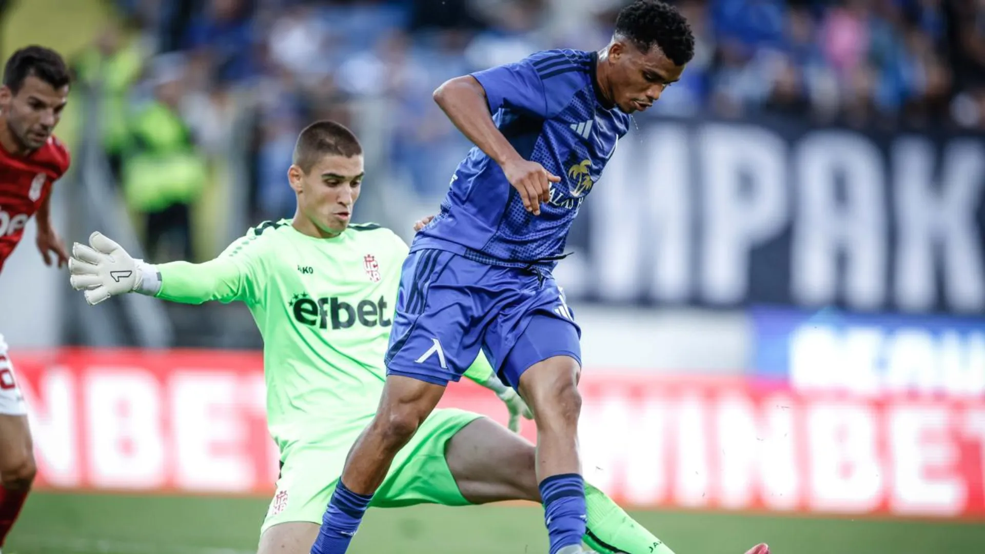 Maicon Araújo, utilizando camisa azul, disputando a bola com adversário de uniforme verde. Foto: Foto: Divulgação do Levski Sofia