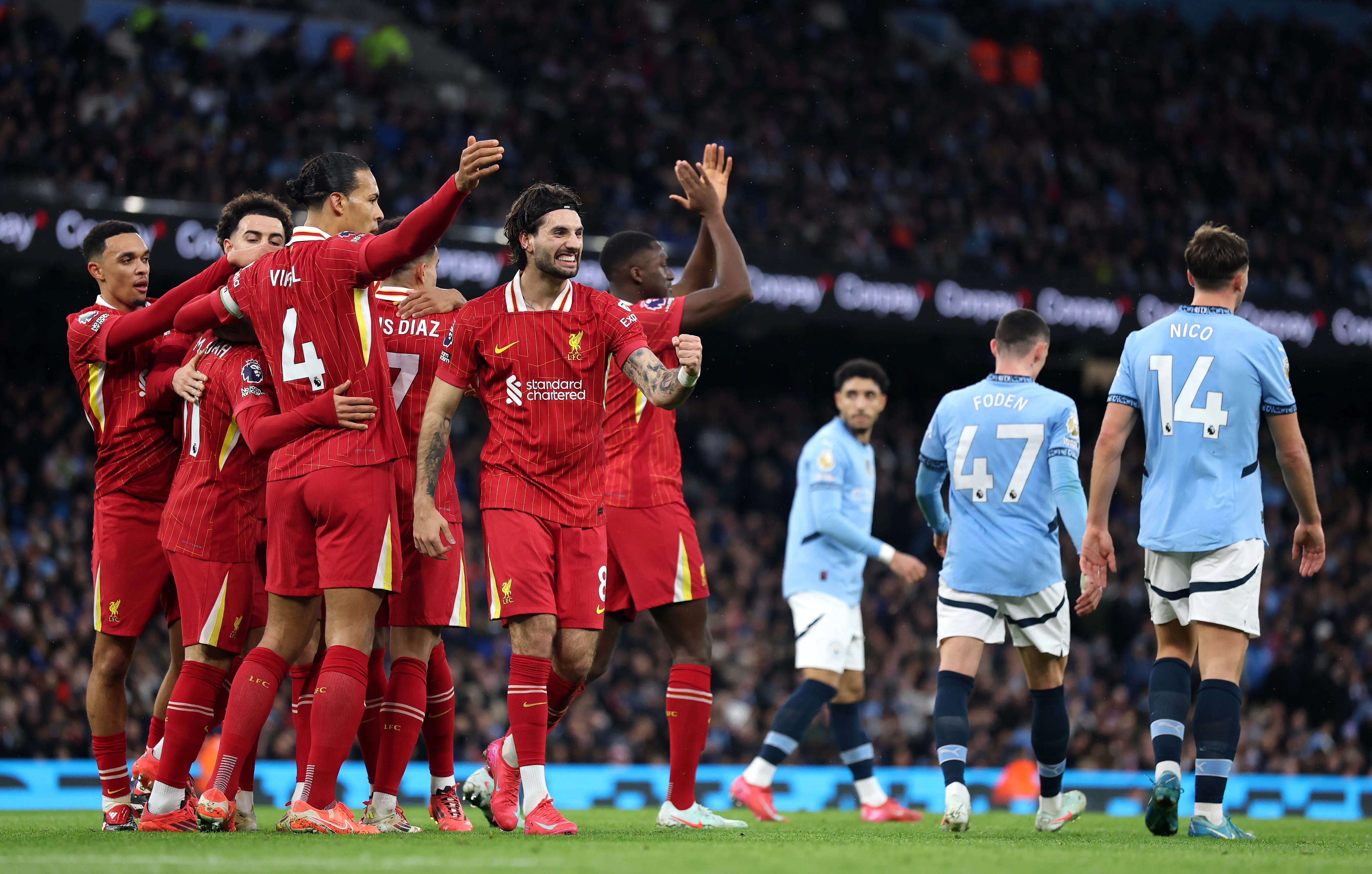 Liverpool leva vantagem no retrospecto geral contra o Manchester City: são 95 vitórias dos Reds contra 50 dos Citizens. No último jogo em Liverpool x Manchester City, o time vermelho venceu por 2 a 0, no Etihad (Foto: Alex Pantling/Getty Images)
