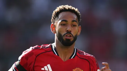 Torcida do Manchester United brinca com comparação de Cunha a Cantona. (Photo by Stu Forster/Getty Images)