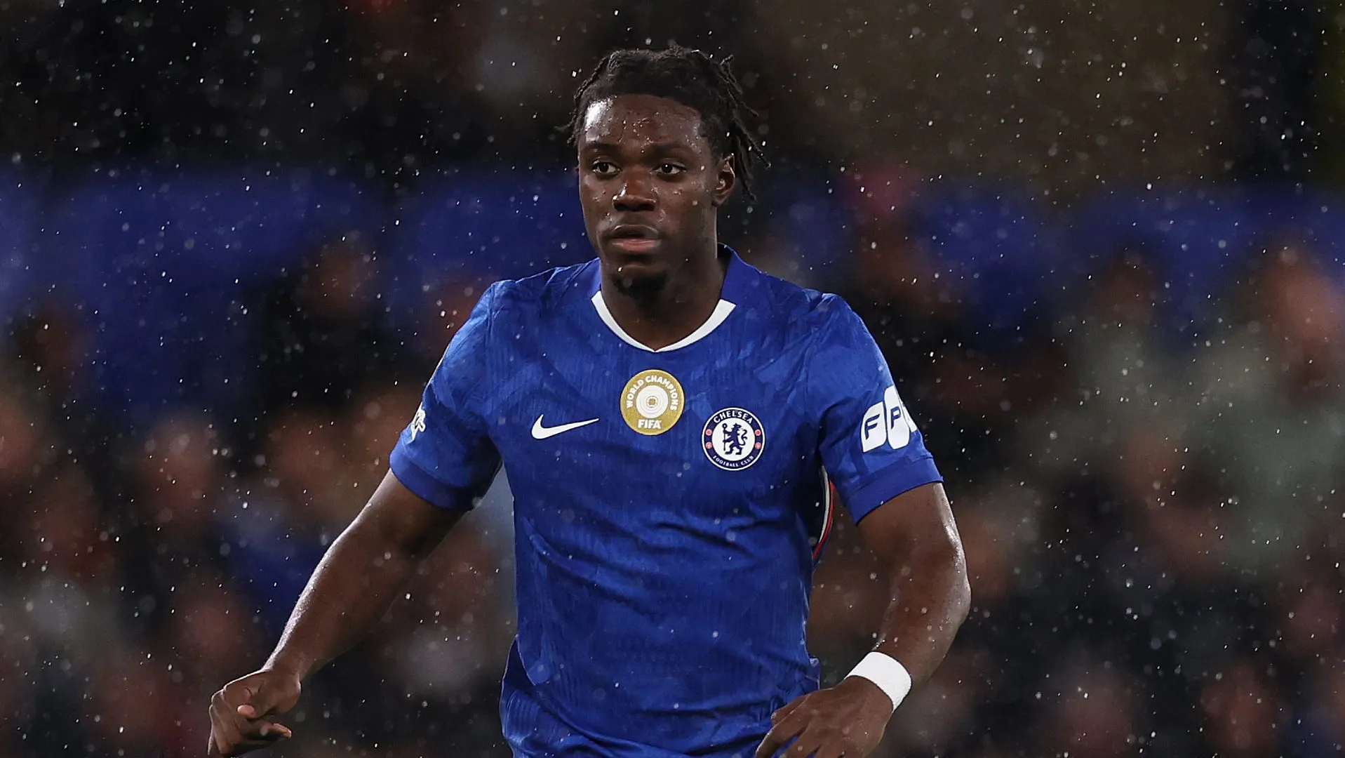 Romeo Lavia, do Chelsea, controla a bola durante a partida da Fase de Liga MD3 da UEFA Champions League 2025/26 entre Chelsea FC e AFC Ajax, em Stamford Bridge, em 22 de outubro de 2025, em Londres, Inglaterra. (Foto: Ryan Pierse/Getty Images)