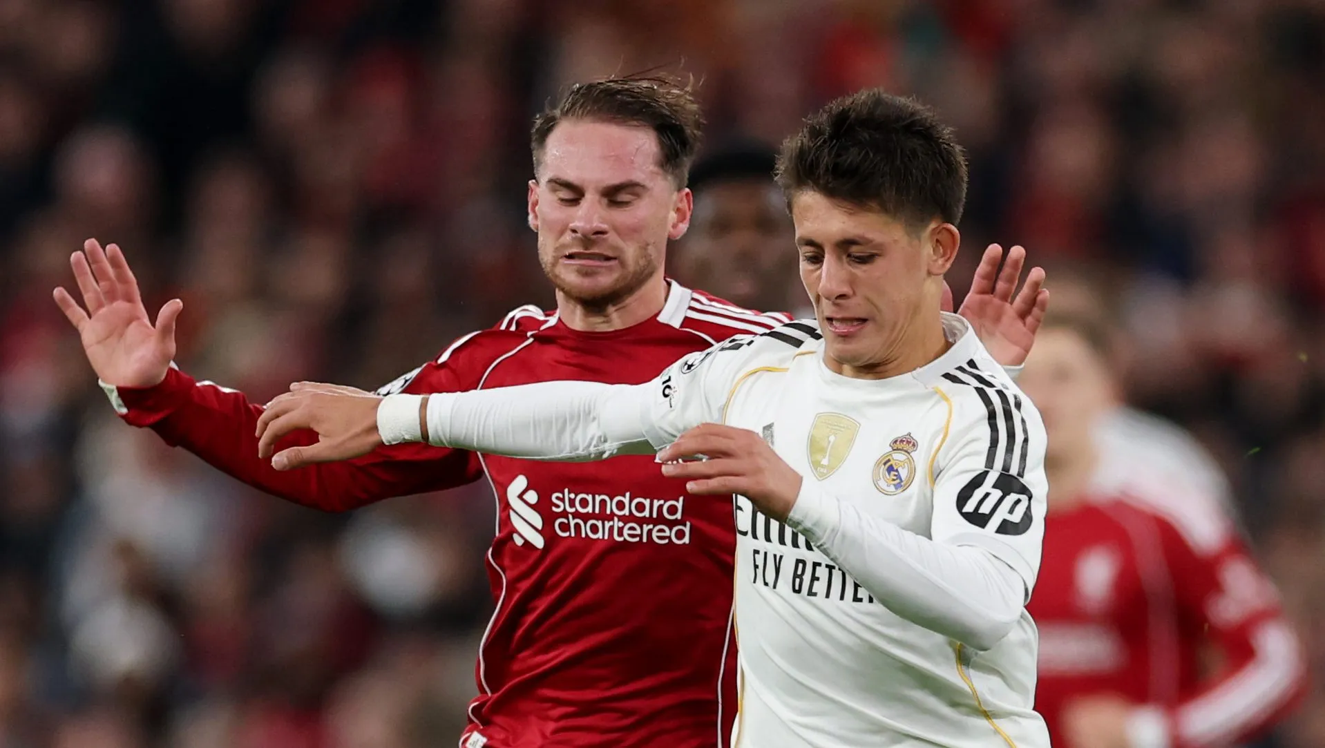 Arda Güler, do Real Madrid, é marcado por Alexis Mac Allister, do Liverpool, durante a partida da Fase de Liga (MD4) da UEFA Champions League 2025/26 entre Liverpool FC e Real Madrid C.F., em Anfield, em 4 de novembro de 2025, em Liverpool, Inglaterra. (Foto: Michael Regan/Getty Images)