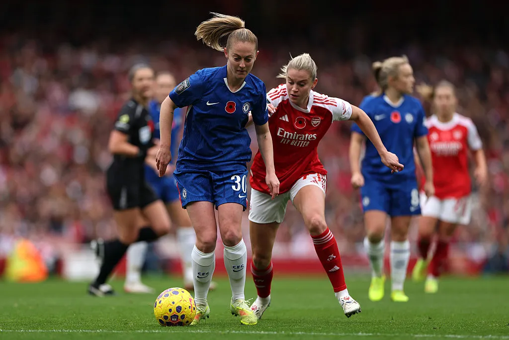 A partida acontece no Emirates Stadium que recebeu um bom público - Foto: Naomi Baker/Getty Images