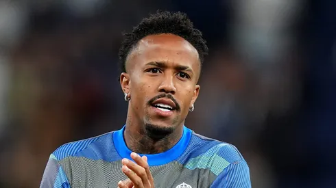 Durante a preparação para o duelo contra o Rayo Vallecano, o Real Madrid teve um susto com Éder Militão, que precisou de atendimento rápido após sentir um incômodo no aquecimento. (Foto: Angel Martinez/Getty Images)