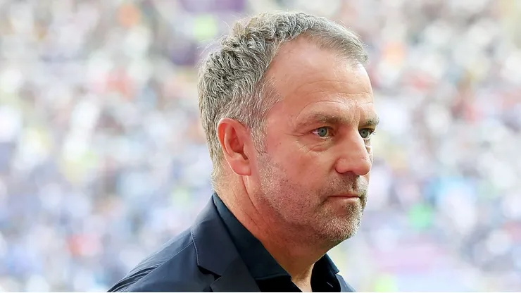 Flick descarta comparação do Barcelona com sua segunda temporada no Bayern. (Photo by Alexander Hassenstein/Getty Images)