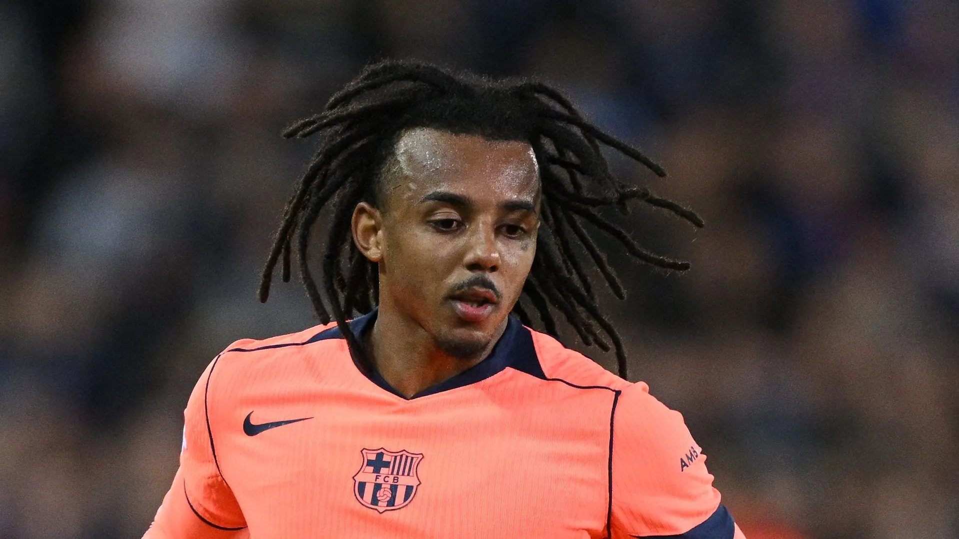 Jules Koundé, do FC Barcelona, em ação durante a partida da Fase de Liga (MD4) da UEFA Champions League 2025/26 entre Club Brugge KV e FC Barcelona, realizada no Jan Breydelstadion em 5 de novembro de 2025, em Bruges, Bélgica. (Foto: Stuart Franklin/Getty Images)