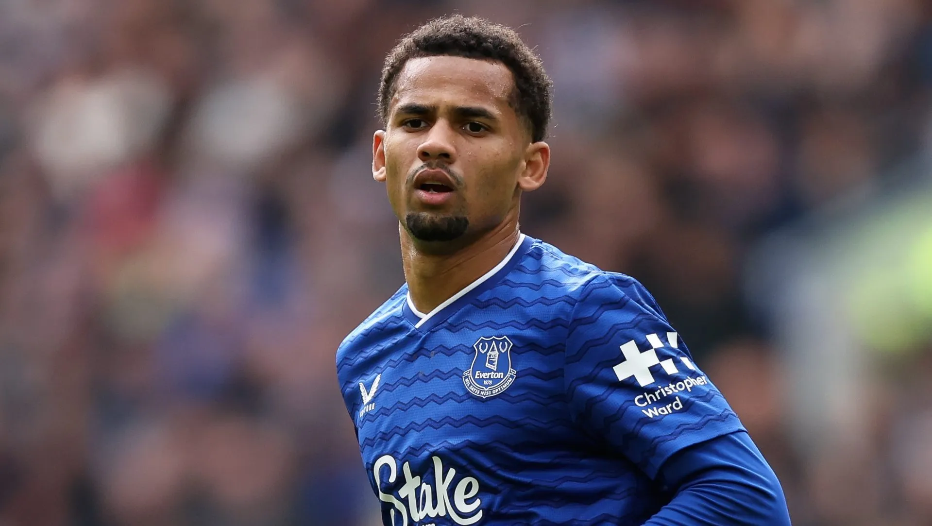 Iliman Ndiaye, alvo do Tottenham, com camisa azul e short branco. Foto: Matt McNulty/Getty Images