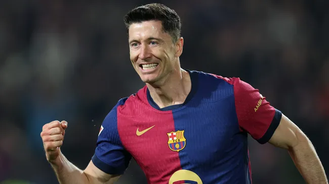 Lewandowski, centroavante do Barcelona, em campo, comemorando