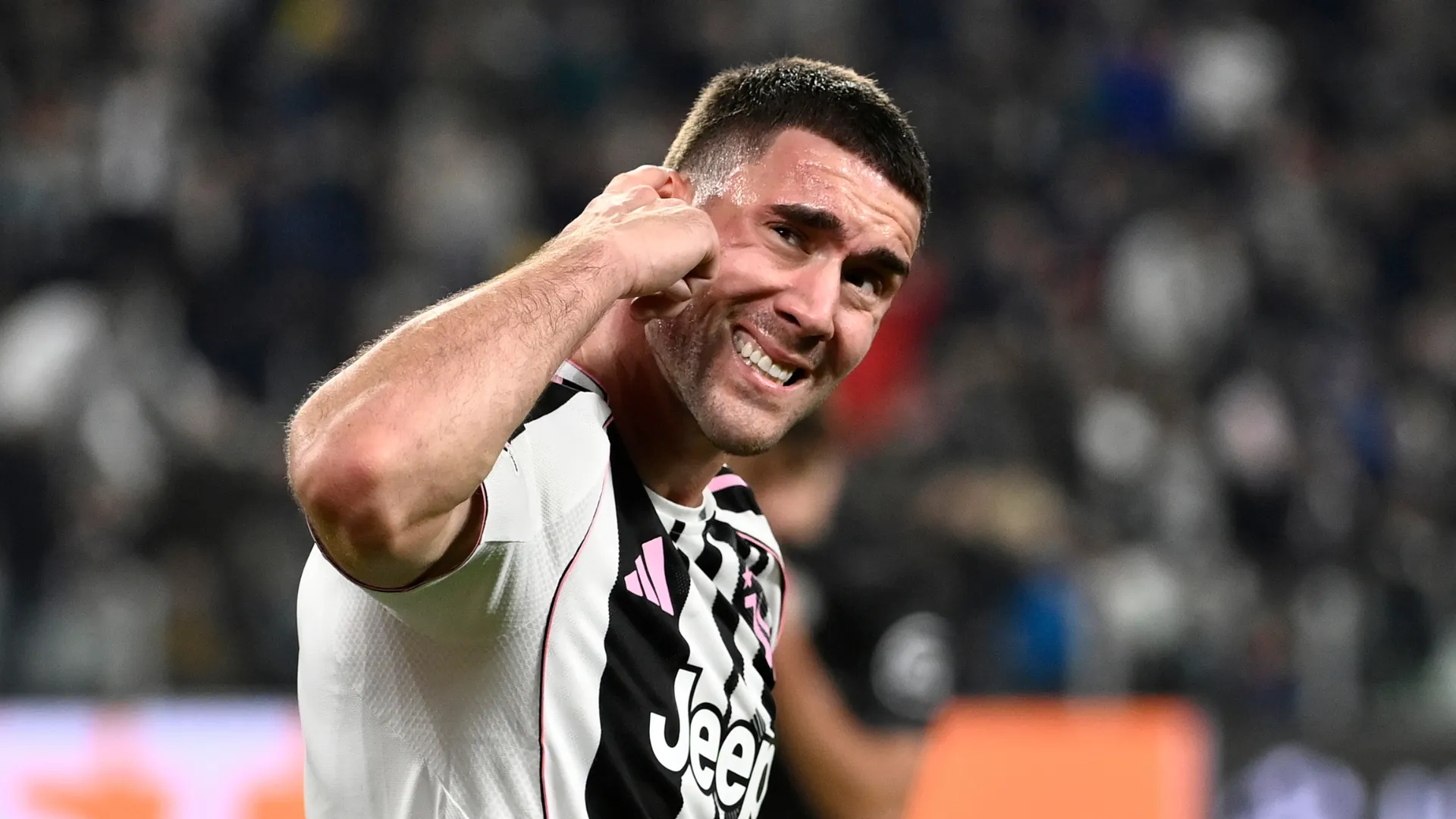 Dušan Vlahović lamenta durante partida da Juventus.