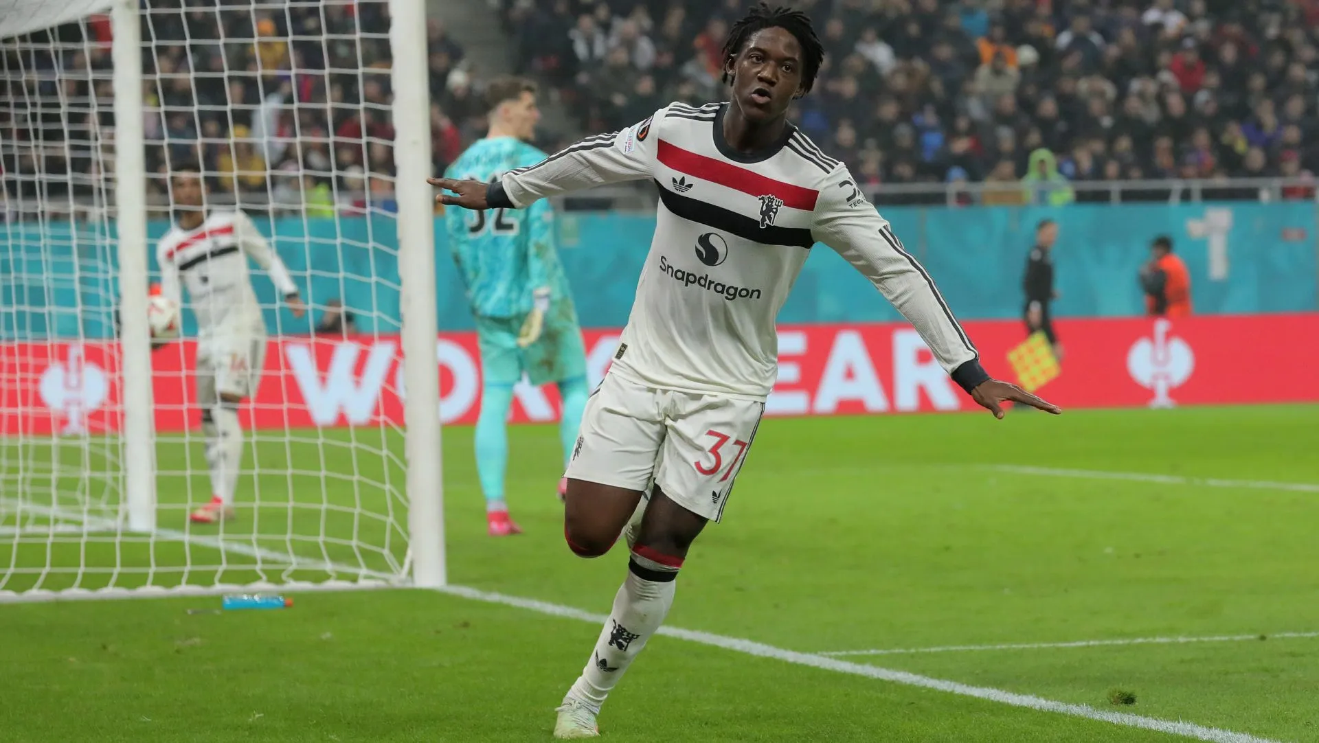 Kobbie Mainoo comemora gol durante partida Europa League. Foto: Vasile Mihai-Antonio/Getty Images