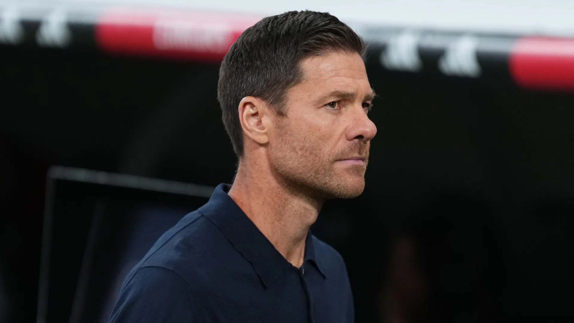 Xabi Alonso olha para o lado durante partida do Real Madrid