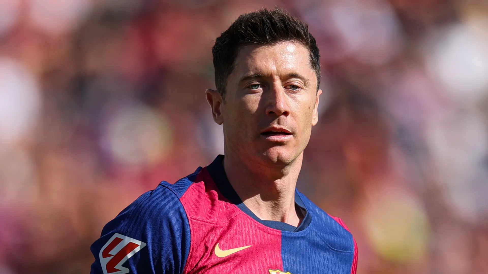 Lewandowski olha para a frente durante jogo do Barcelona
