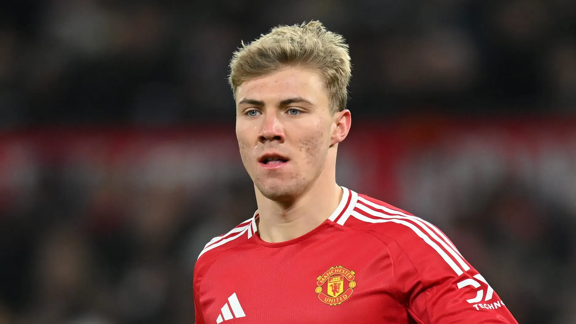 Rasmus Hojlund em campo usando a camisa do Manchester United