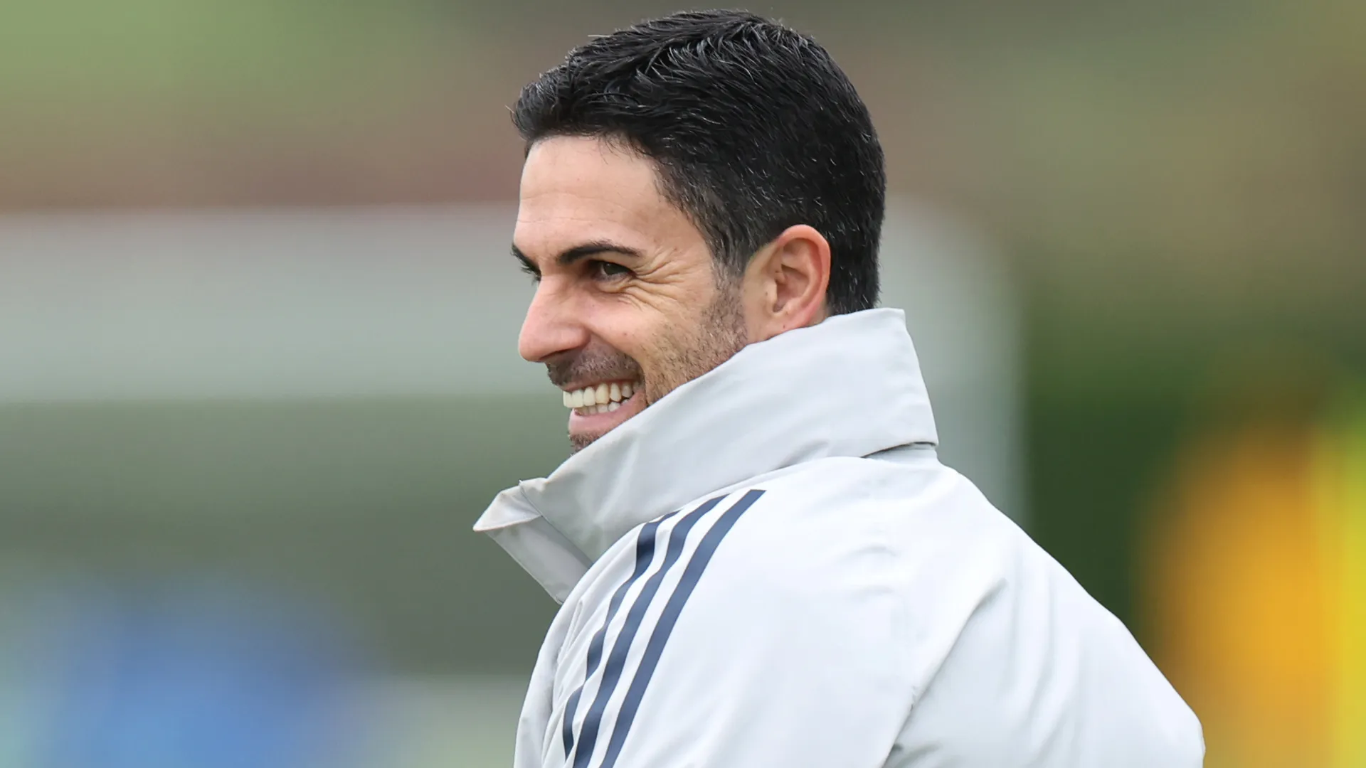 Mikel Arteta sorri durante treino do Arsenal