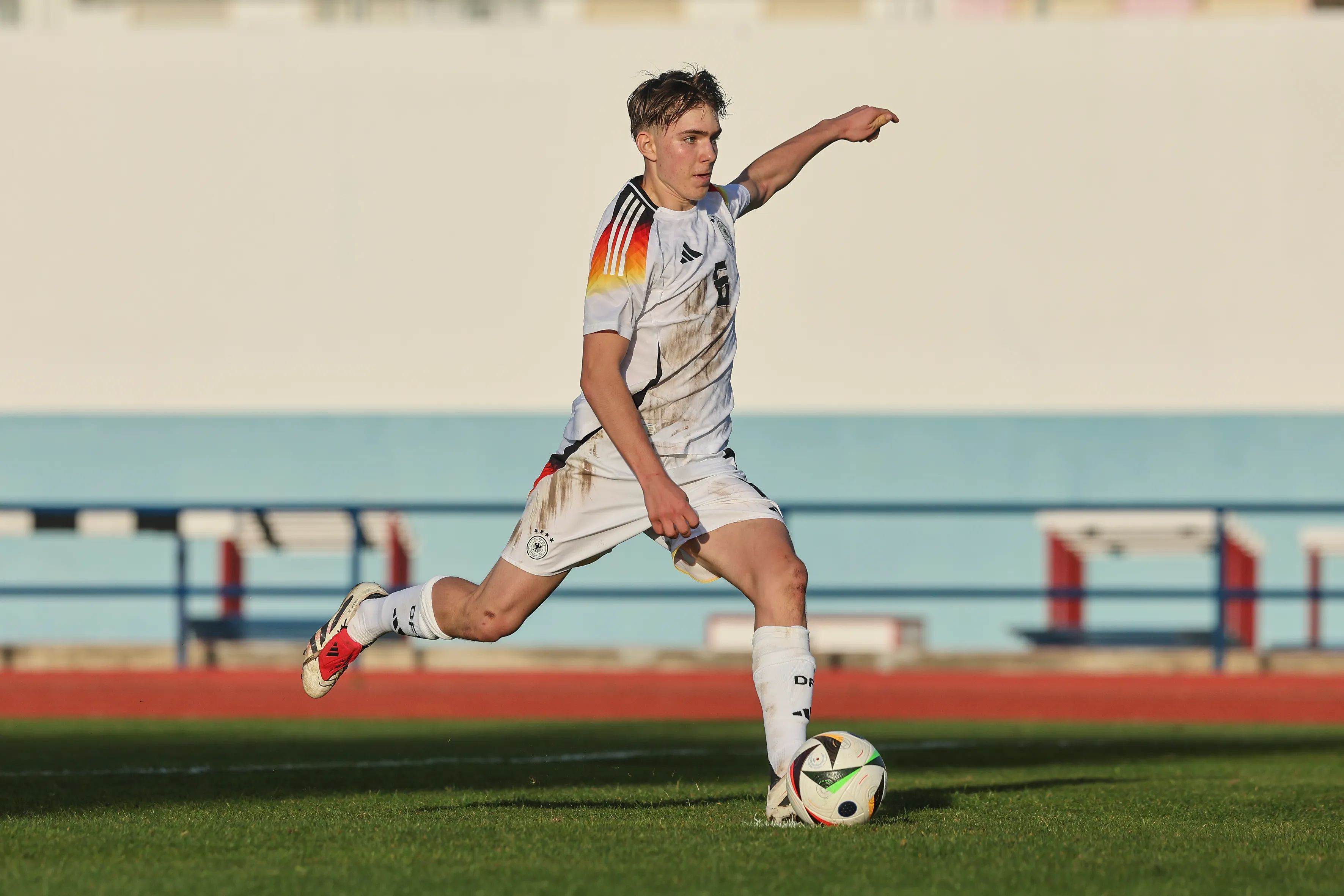 Kennet Eichhorn também já possui passagens pelas categorias de base da Seleção da Alemanha. Jogador chama atenção de grandes clubes, como Real Madrid, Barcelona e outros e existe uma cláusula de rescisão que entrará em vigor na próxima janela de verão na Europa (Foto: Carlos Rodrigues/Getty Images for DFB)