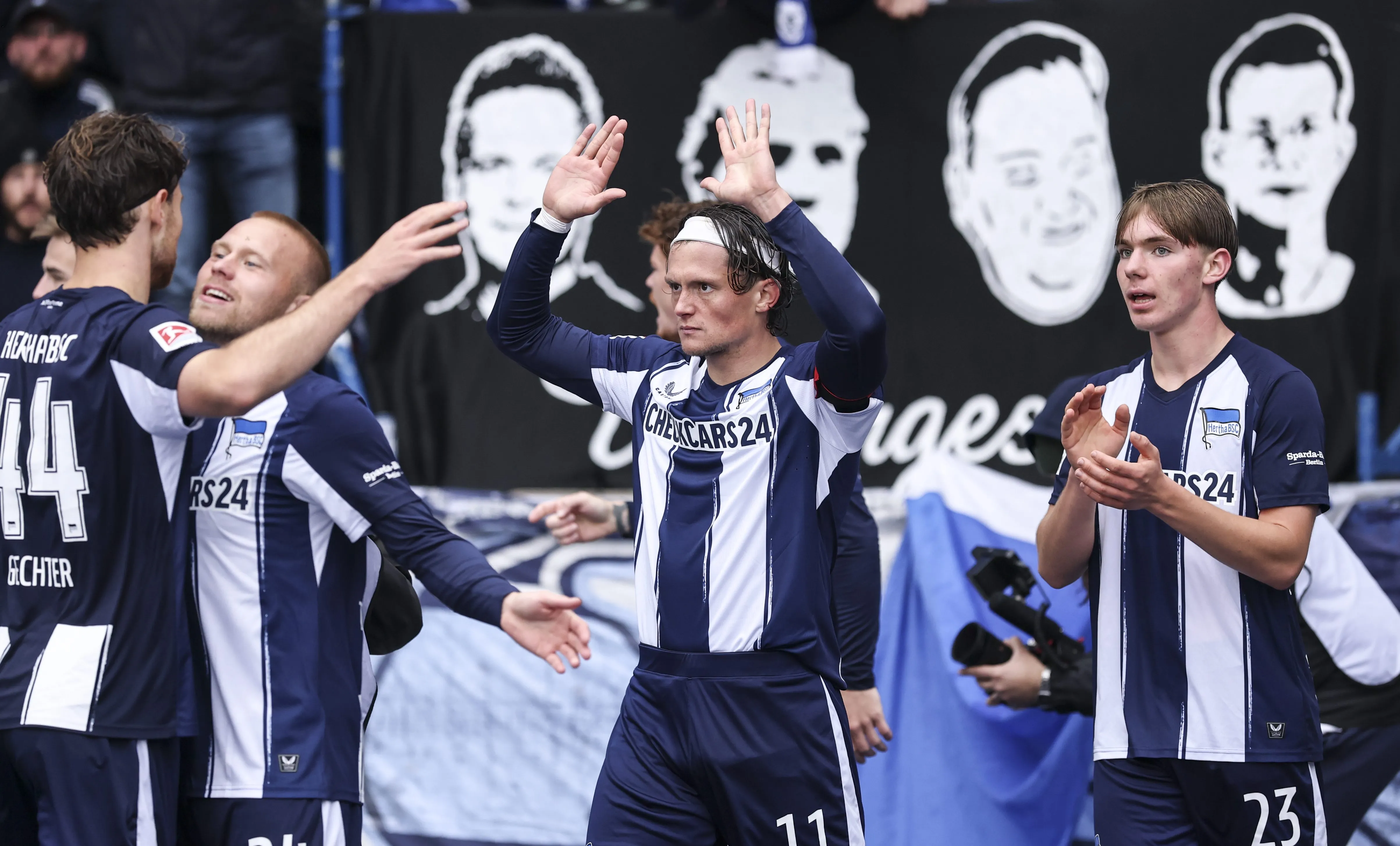 Kennet Eichhorn, do Hertha BSC (último), em campo, comemorando