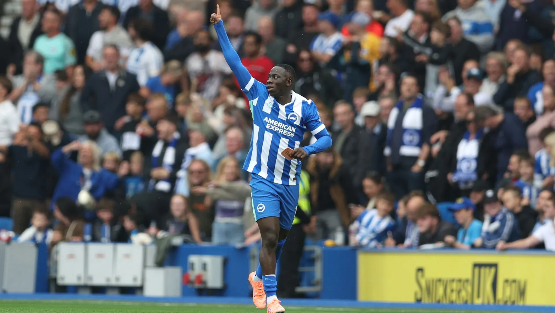 Yankuba Minteh comemora gol durante partida da Premier League. Foto: Steve Bardens/Getty Images