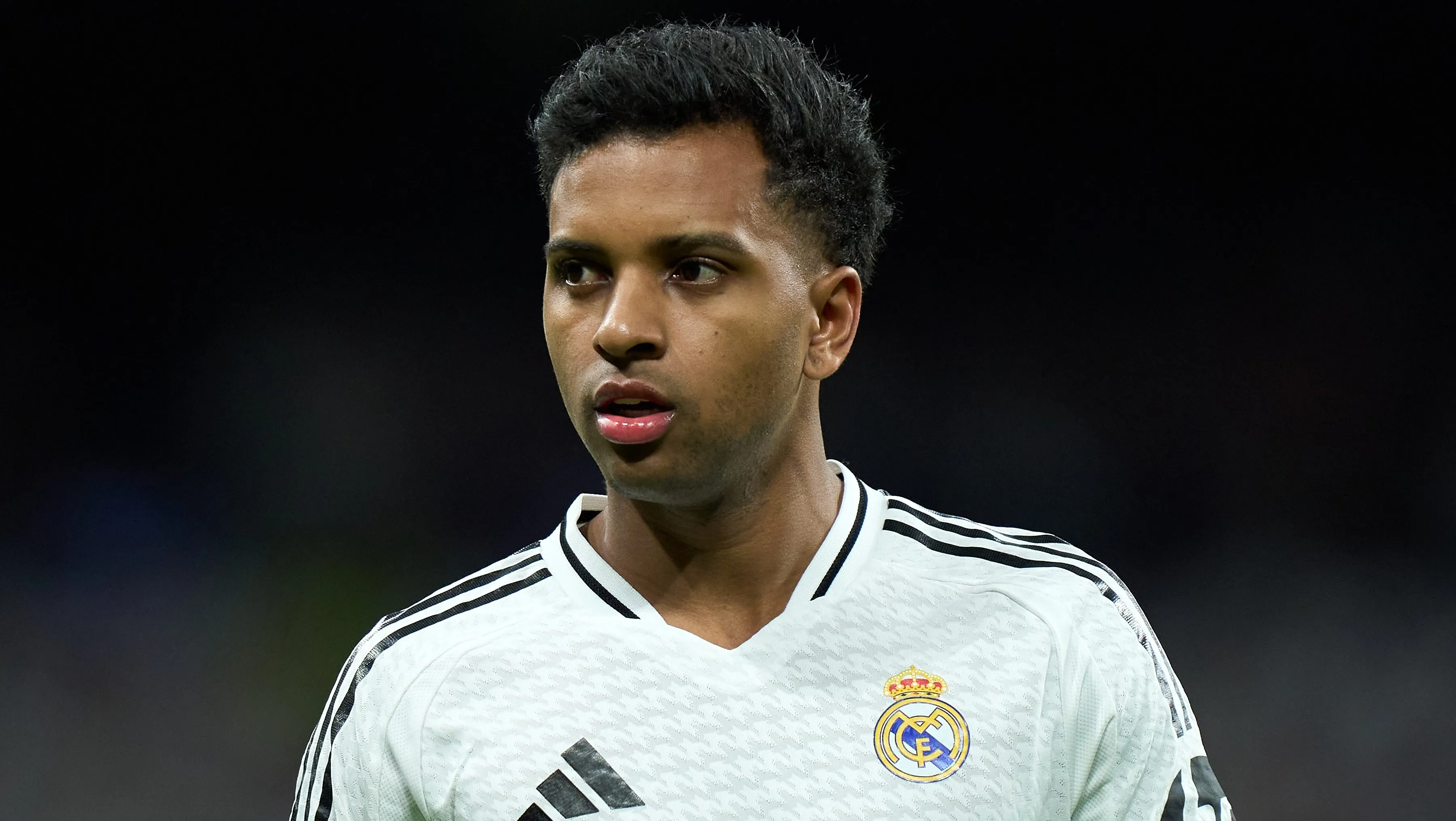 Rodygo, em campo, com a camisa branca do Real Madrid