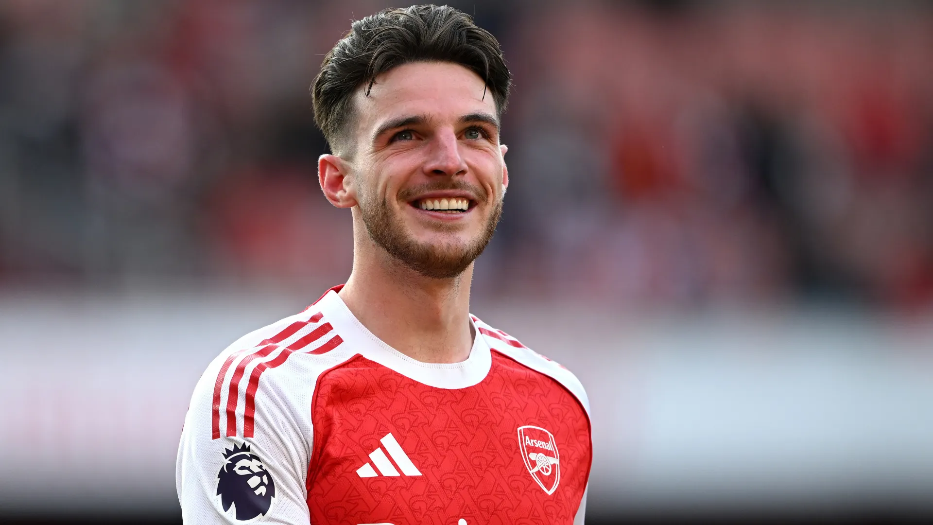 Declan Rice, alvo do Real Madrid, jogando pelo Arsenal com o rosto contente