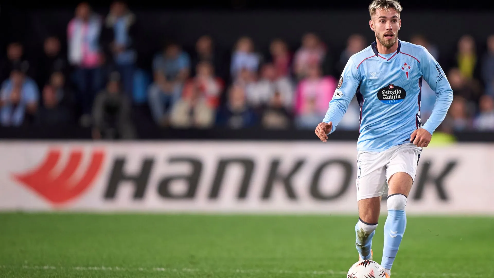 Oscar Mingueza em ação durante partida da Liga Europa. Foto : José Manuel Alvarez Rey/Getty Images