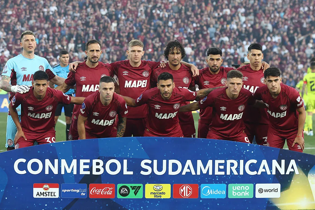 Jogadores do Lanús na grande semifinal da Sul-Americana contra a Universidad de Chile no Estádio Ciudad de Lanús Néstor Díaz Pérez em 30 de outubro de 2025 em Buenos Aires, Argentina. (Foto de Alejandro Pagni/Getty Images)