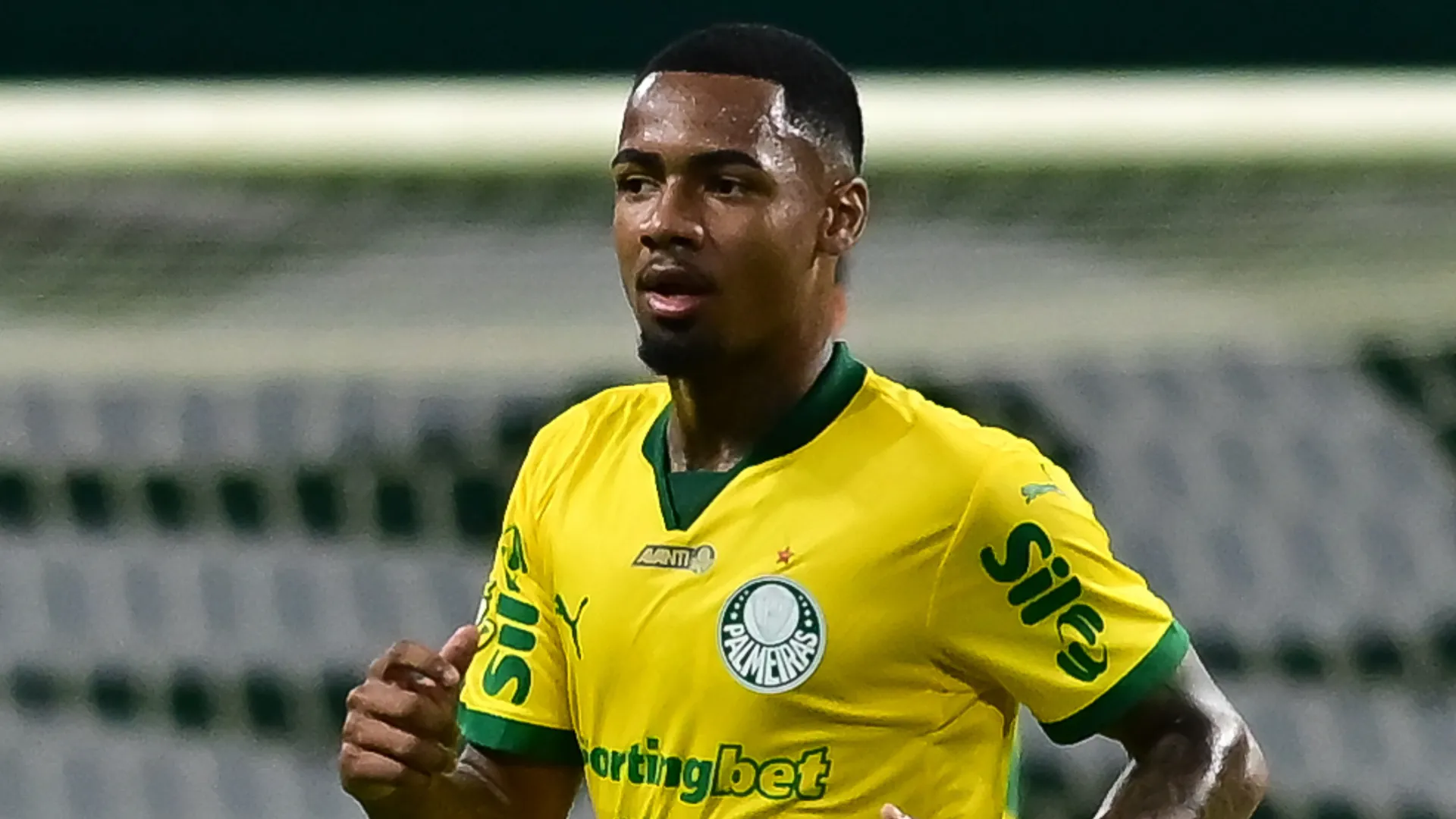 Allan correndo durante partida pelo Palmeiras