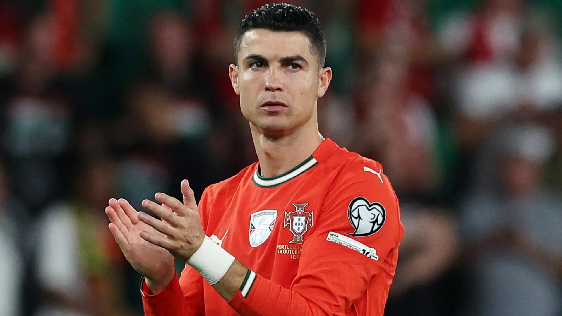 Cristiano Ronaldo batendo palmas durante o jogo de Portugal