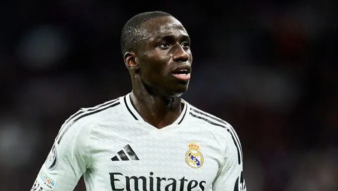 Ferland Mendy, em campo, com a camisa branca do Real Madrid